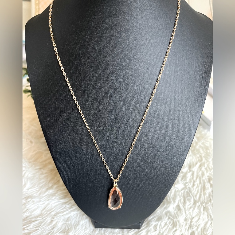 Fashion gold tone necklace with pink glass stone  nwot